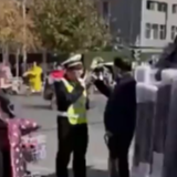老人闯红灯被阻扇交警耳光：你管得了吗