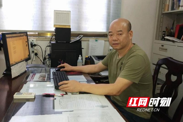 绥宁：李斌专注新闻与诗歌写作喜获丰收