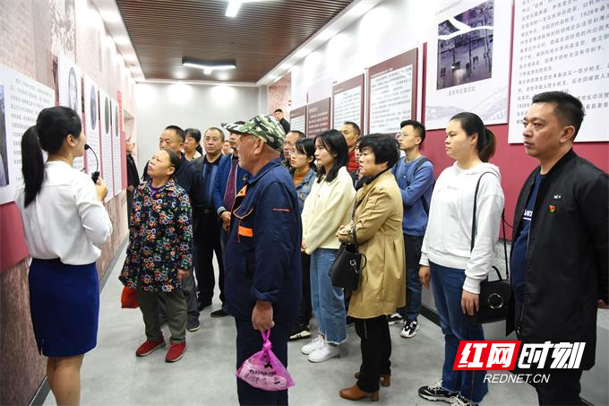 北塔区税务局赴八路军驻湘通讯处旧址开展主题党日活动