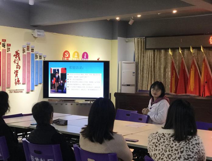 老师在播放影像资料.jpg 老师在播放影像资料.jpg