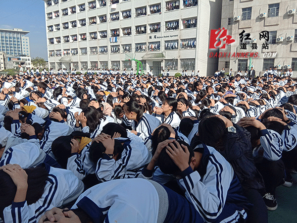 道县二中2400余名学生参加人防演练.gif