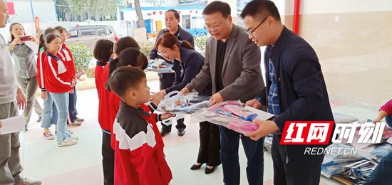 永定区开展“与爱同行·助梦启航”支教帮扶活动