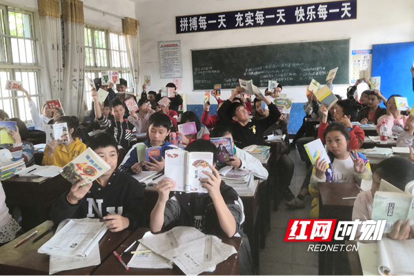 捐书留香,初心不改——邵阳市五中党员的初心在“书”送温暖中闪光