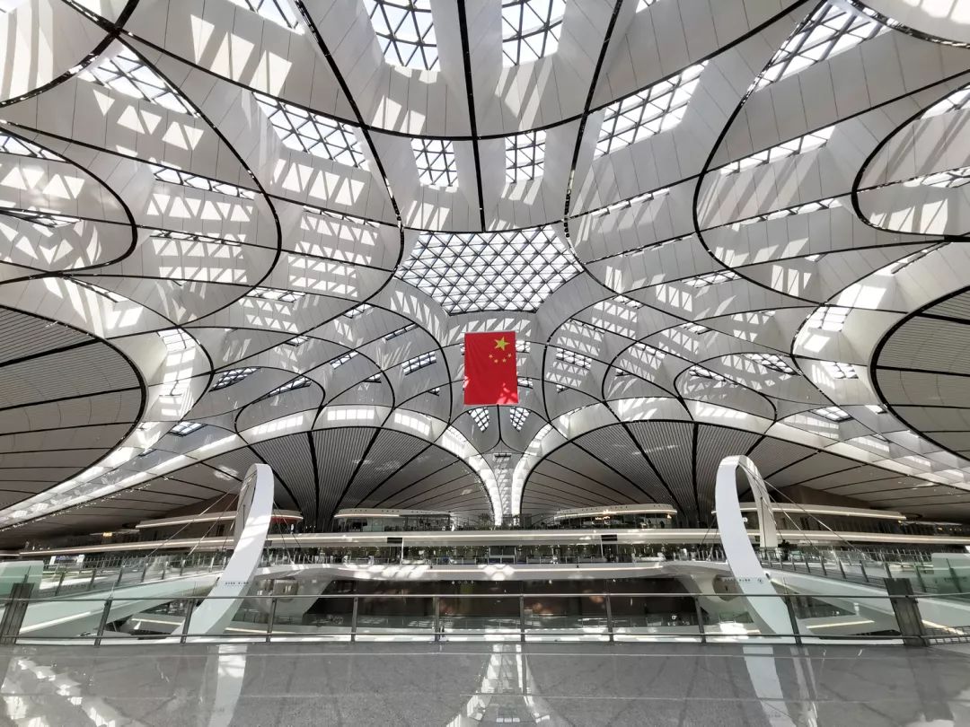 北京新机场主航站楼完工 4条跑道采用“三纵一横”全向构型 | 北晚新视觉