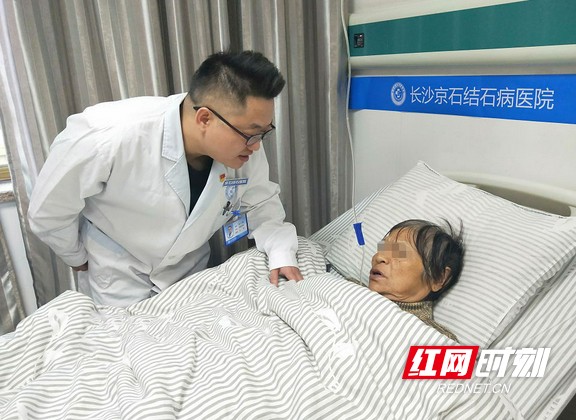家住长沙市南门口的周娭毑,凌晨突发腹痛入院,经检查才知患上胆囊结石