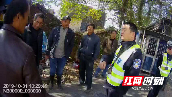 图二  民警现场宣讲法制教育.jpg