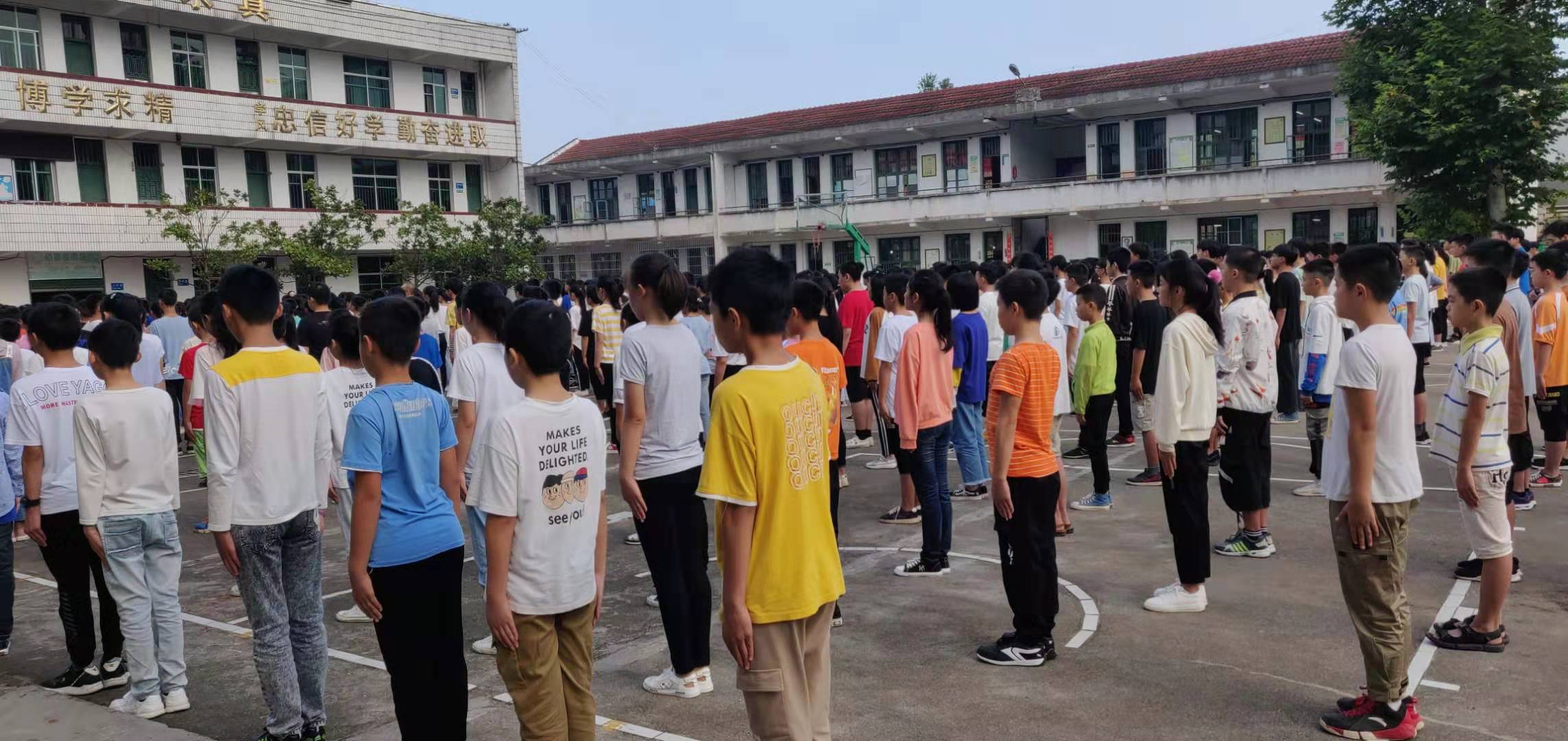 平江县三市中学突响防空警报增强国防观念