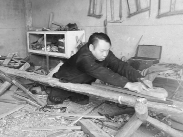 “板凳硬汉”胡玉山办木器加工厂带残疾人脱贫致富