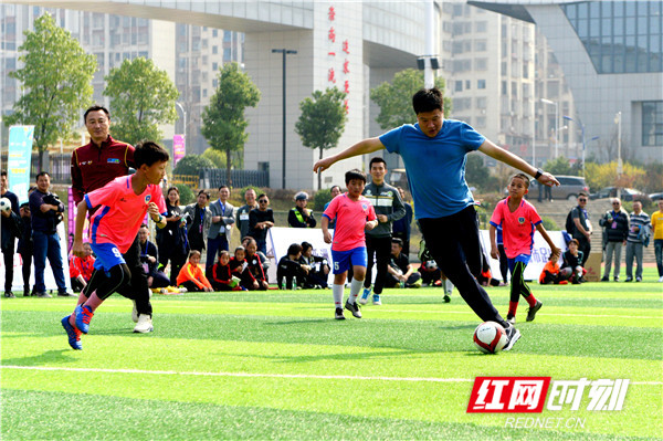 足球名将李金羽等足球公益大使上场与青少年互动，用足球给孩子们带来快乐。