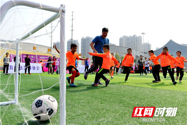 11月3日，在湖南省娄底市双峰县第一中学，足球名将李金羽等足球公益大使与当地青少年进行足球趣味赛。