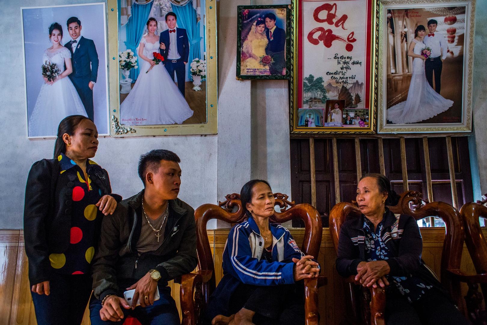  △亲属安慰这位55岁母亲，她年仅20岁的孩子或在货车死者之中 图据纽约时报