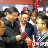 “新农民”助农打开新农业致富“窗口”