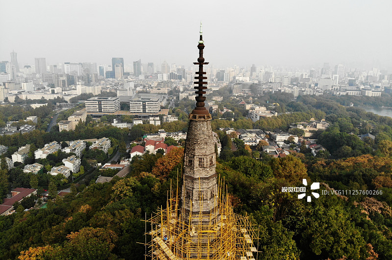 2019年11月3日，通过无人机航拍的杭州保俶塔维修保护现场。
近日，位于杭州西湖边宝石山上的全国重点文物保护单位-保俶塔进入全封闭维修，此次维修保护主要是针对保俶塔上局部倾斜塔刹顶部进行维修保护，同时还将对塔身表面的植物进行清理，并对塔表面勾缝脱落的部分重新进行勾缝处理等。