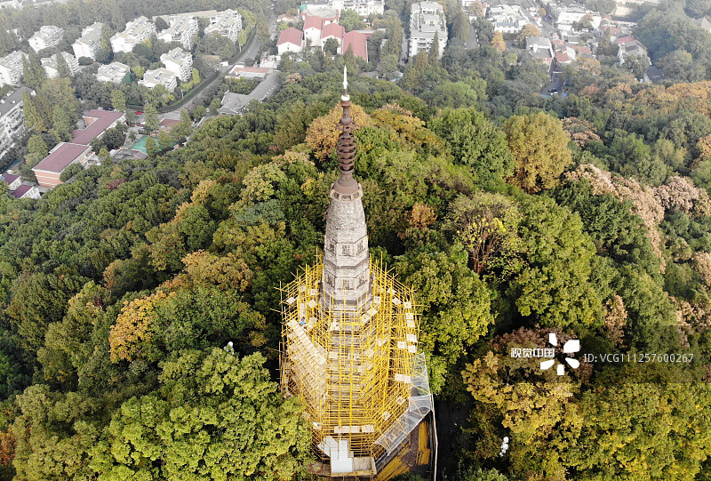 据了解，杭州西湖宝石山上的保俶塔始建于五代十国时期的传统砖石结构的实心古塔，历代曾进行多次修建。保俶塔高约45.3米，为八面七级实心砖塔，其浮线叠檐、线条柔和挺秀，宛如少女伫立，与西湖的湖光山色构成一副秀丽恬静的画面，堪称世界遗产杭州西湖的标志性景观。