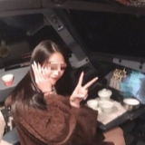 女乘客晒飞机驾驶舱合影，多位飞行员指证是“空中违规拍摄”