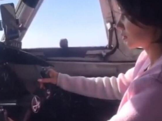 恐怖！俄飞行员让女乘客进驾驶室 高空现场教其开飞机