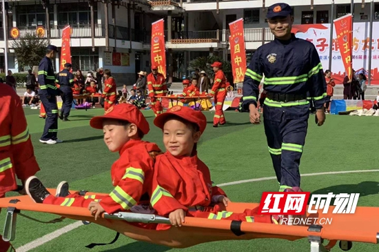 武陵源区索溪中心幼儿园举办“消防安全亲子运动会”