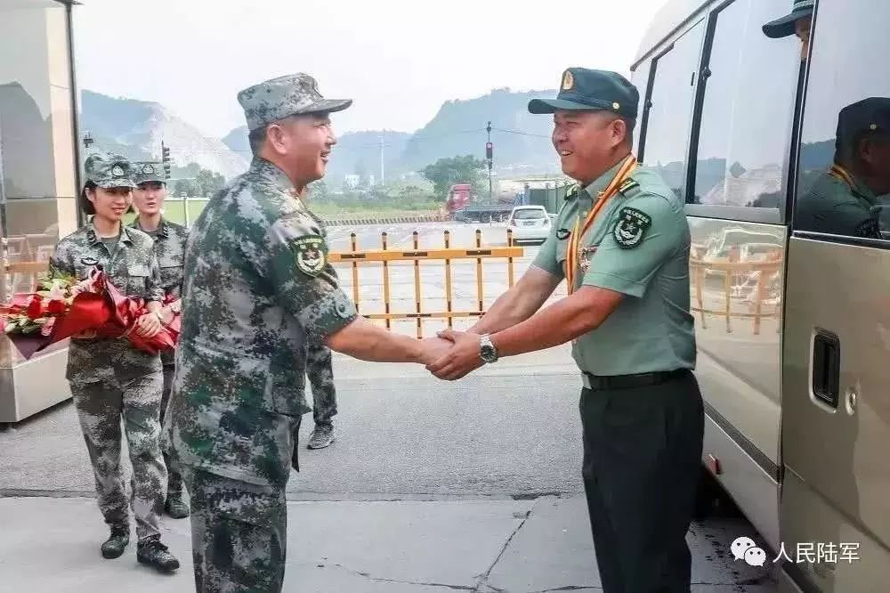 ▲谭斌的先进事迹被广大官兵知悉后,纷纷表示要向他学习。图为旅领导在旅大门口亲自迎接这位功臣。