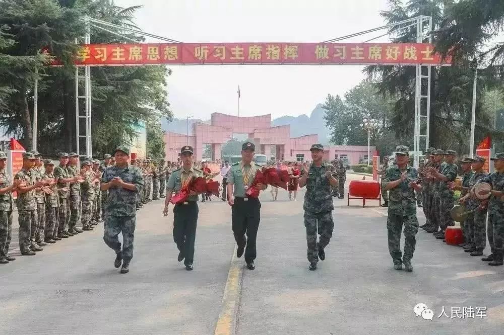 ▲“向一等功臣学习!”在阵阵声浪中,旅领导将旅队功臣谭斌、欧阳星星迎回营区。