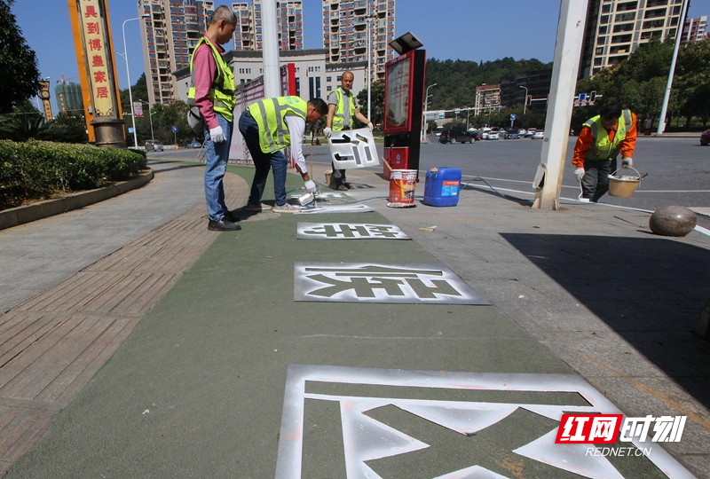 20191101行人等候区国庆路青年大道交汇处1.jpg