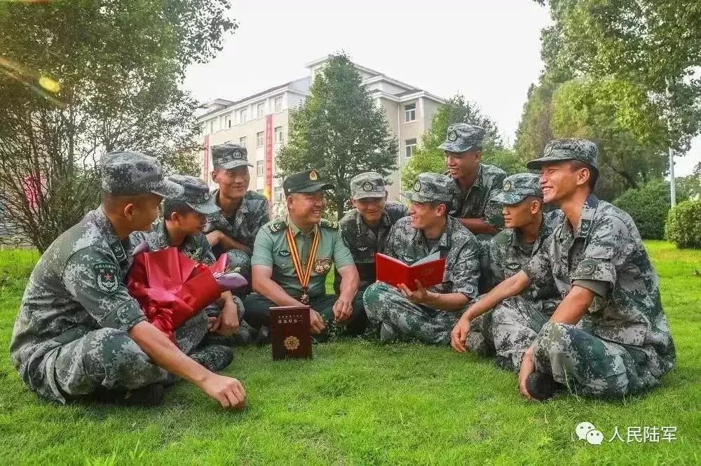 ▲谭斌一回来,就被不少官兵们团团围住了,争先恐后向他学习请教。