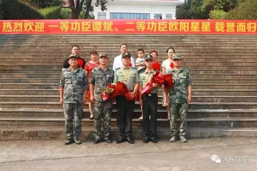 ▲旅领导和功臣及功臣家属合影留念。