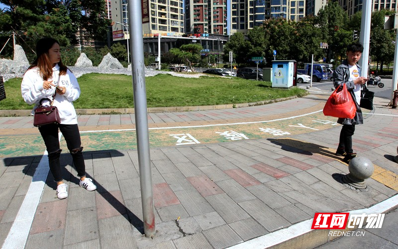 20191101行人等候区国庆路青年大道交汇处4.jpg