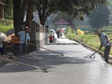 湖南省今年新增自然村通水泥（沥青）路1.6万公里