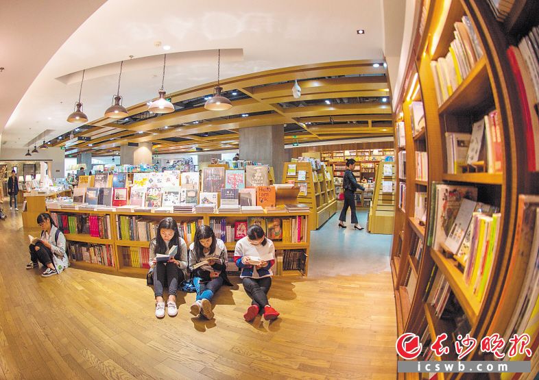 　　德思勤24小时书店内，市民们正获得心灵滋养。积极发展夜文化，雨花正上演愈夜愈美丽的精彩。邹麟 摄