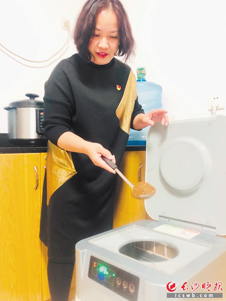 　　吞掉剩饭剩菜，经过一晚降解处理，垃圾变成粉末状无臭无油的绿肥。 长沙晚报全媒体记者 李卓 摄