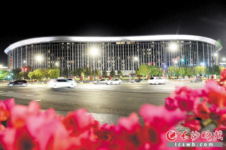 　　11月4日23时，夜色中的上海国家会展中心。第二届中国国际进口博览会将于5日开幕。长沙晚报全媒体记者 石祯专 刘捷萍摄影报道