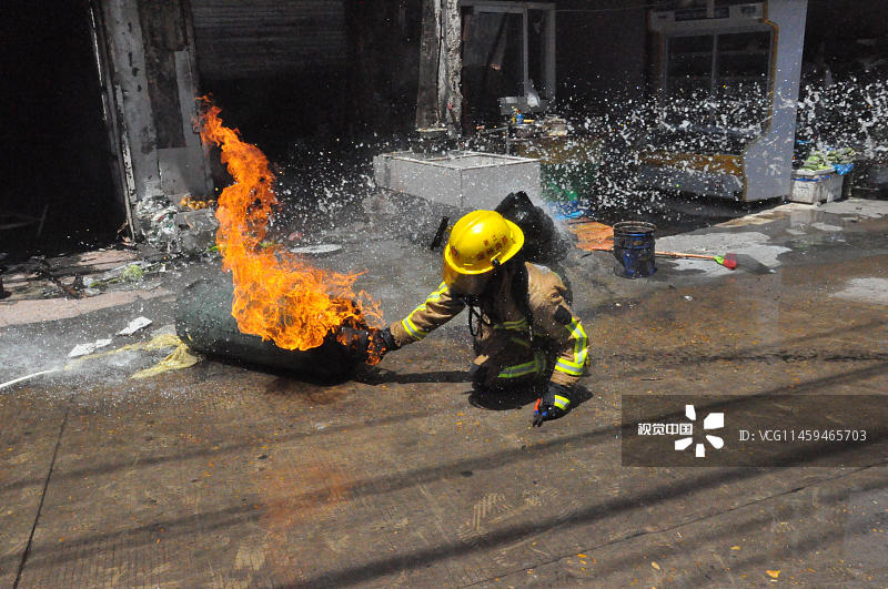 2014年08月29日，浙江省温州市，消防官兵在处置火灾事故。