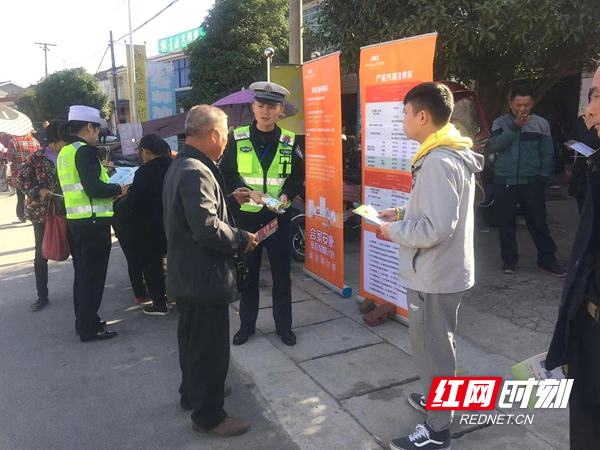 图二：民警宣讲交通事故处理常识.jpg