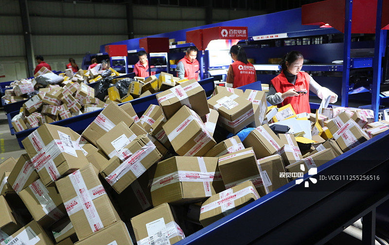 2019年10月17日，在江苏省连云港市东海县一快递分拨点，工人们忙着扫码即将寄送出的快件。