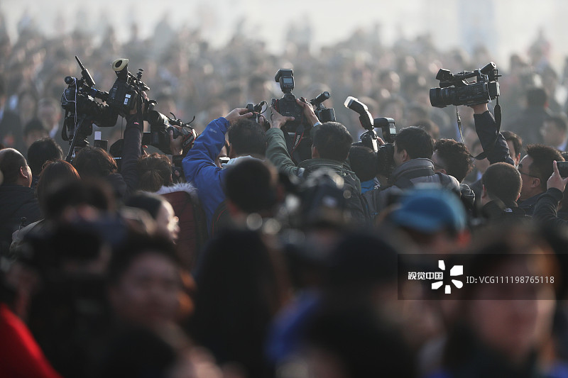 2019年3月5日，北京，十三届全国人大二次会议开幕会在人民大会堂举行，全国人大代表步入会场，众多记者进行拍摄和采访。