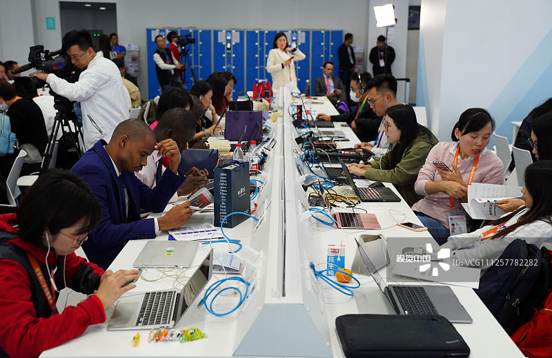 2019年11月5日，第二届中国国际进口博览会在上海开幕。图为众多中外记者在进博会主新闻中心内忙碌。