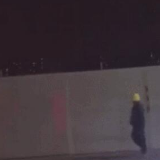 蹦跶着下班的大叔火了