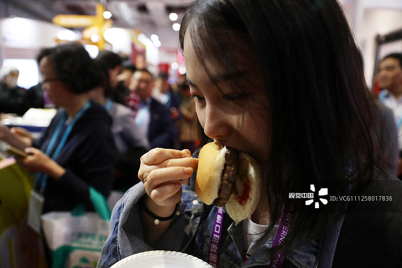 2019年11月6日，上海，由美国Impossible食品公司带来的一款人造肉汉堡亮相第二届进博会，吸引食客争先品尝。
