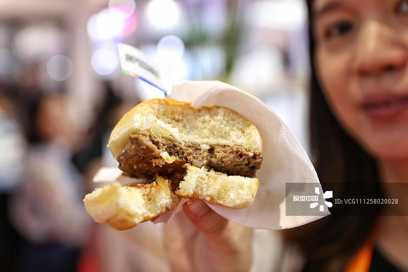 2019年11月6日，上海，由美国Impossible食品公司带来的一款人造肉汉堡亮相第二届进博会，吸引食客争先品尝。