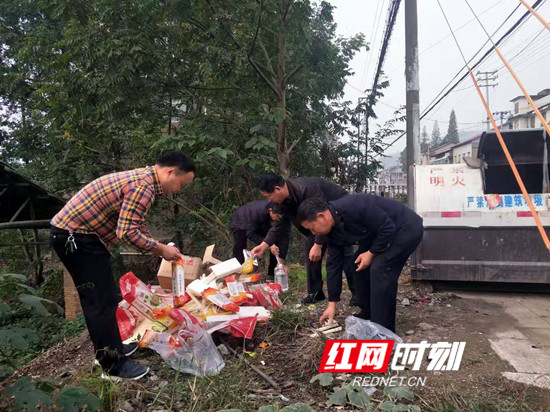 慈利县市场监督管理局岩泊渡中心所集中销毁过期食品