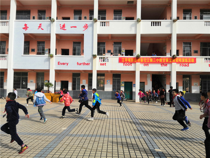 江华县人防办联合沱江镇二小开展“11·1”防空袭警报试鸣暨疏散演练活动1.jpg