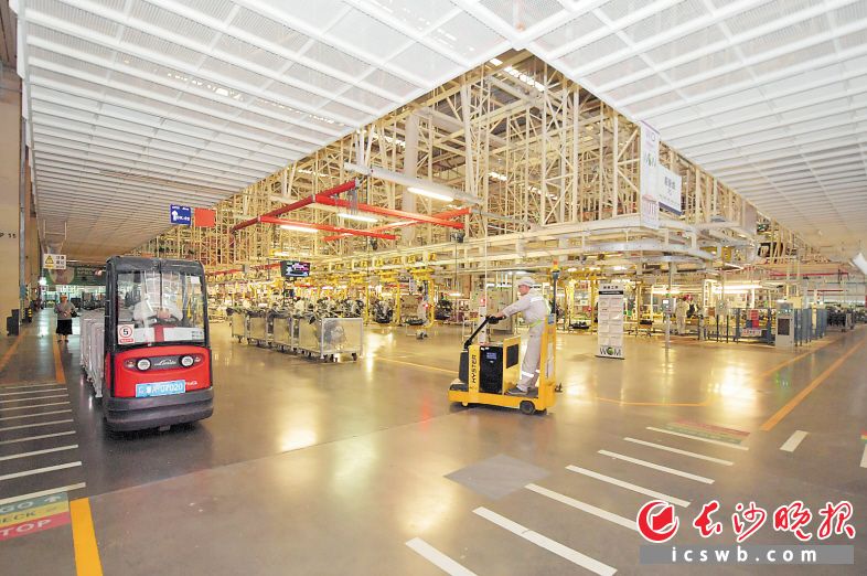 广汽菲克的总装车间里全面采用智能生产线,大部分劳动力从生产一线得到解放。