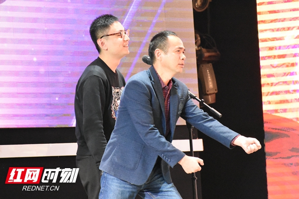 启动仪式后，三角坪社区、育林社区等6个社区的代表们登上“趣味学消防，闪耀火焰蓝”大擂台，展开消防知识大PK。图为“你画我猜”环节，人民路社区代表正在全力展示提示中的消防器材。