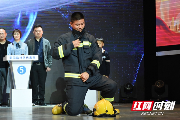 30秒，你能将消防服穿戴整齐吗？看看我们的社区代表们如何做到的！