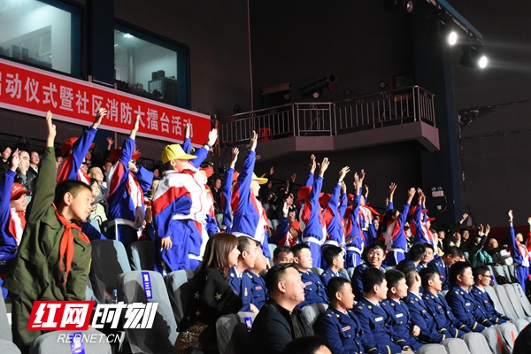台上竞争激烈，台下亦是火味十足。互动环节，观众们踊跃参与，积极回答消防相关问题。