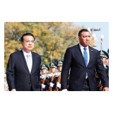 李克强同牙买加总理霍尔尼斯举行会谈