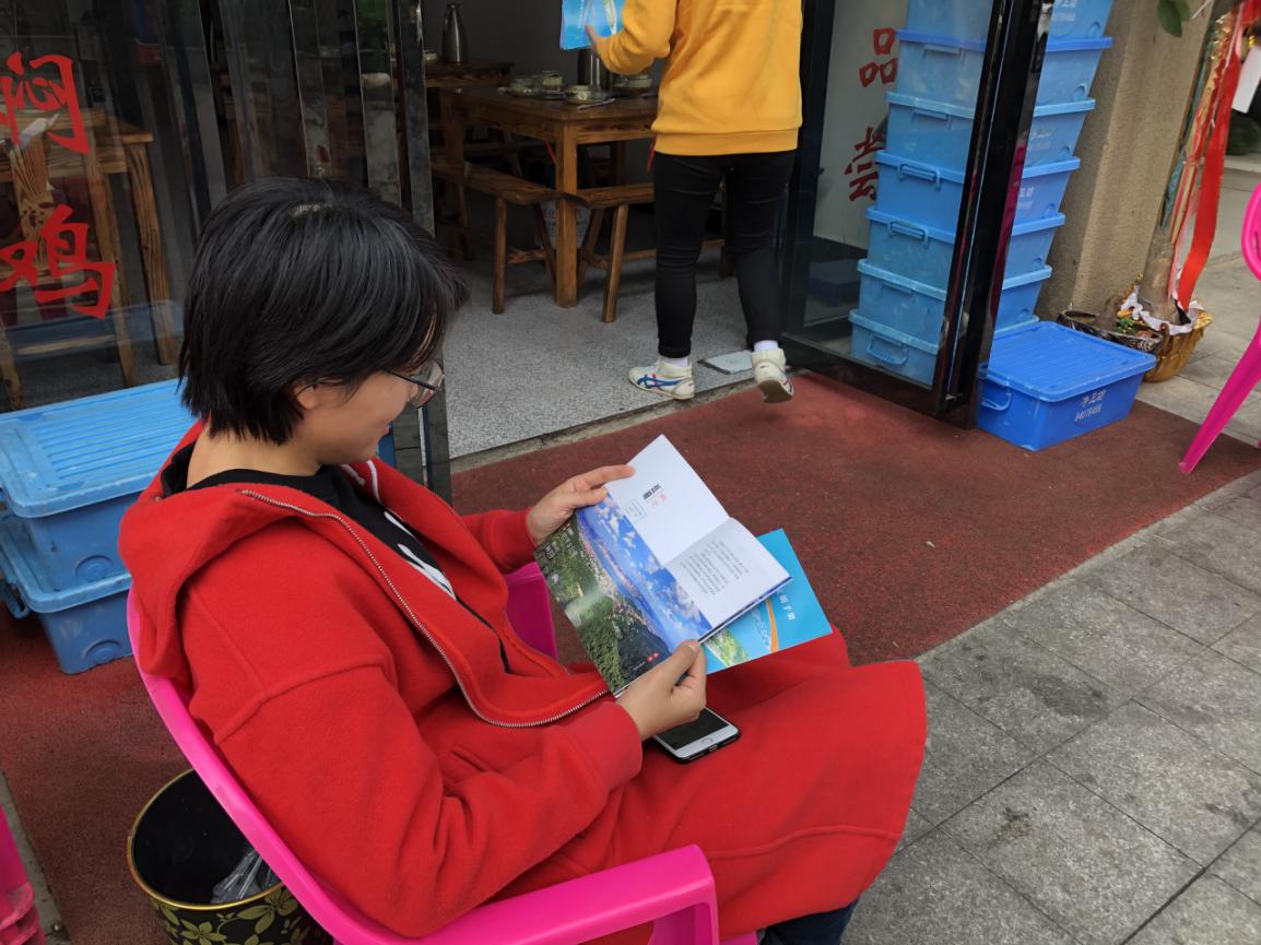 居民在认真阅读.jpg 居民在认真阅读.jpg