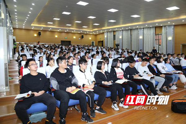 “不忘初心、牢记使命”邵阳市二中举办高考励志讲座