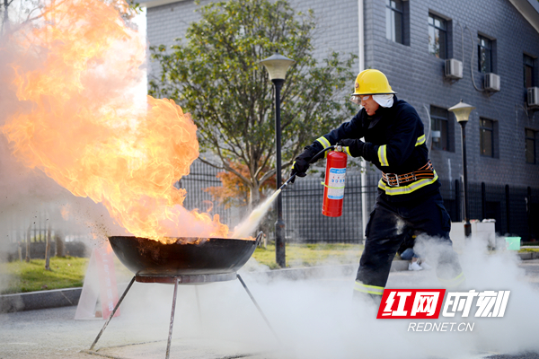 119全国消防日，在长沙消防特勤基地，微型消防站技能大比武火热展开。