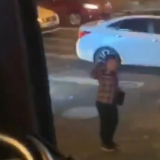 男孩为消防车带路还两次敬礼，消防员致谢